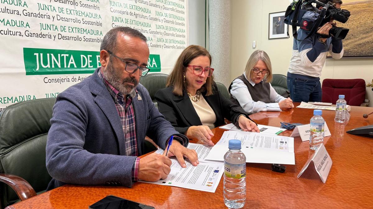 Morales y Morán firman el acuerdo, esta mañana en Mérida.