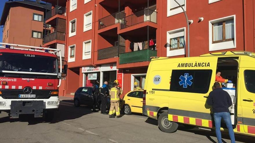 Bombers i ambulàncies al lloc dels fets, aquest divendres al migdia