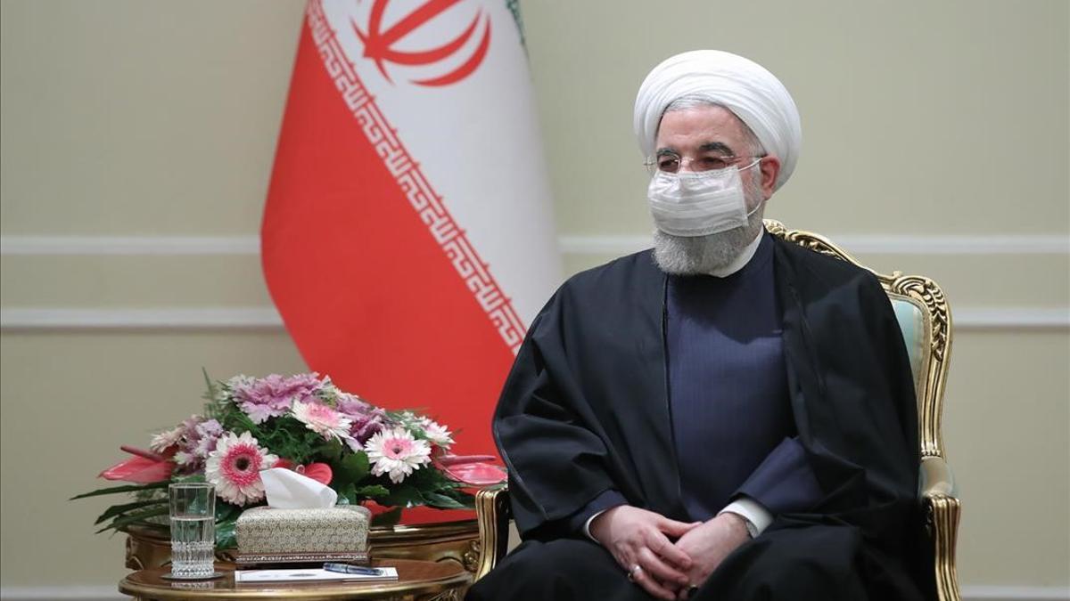 El presidente Hassan Rohani, protegido por una mascarilla contra el covid.