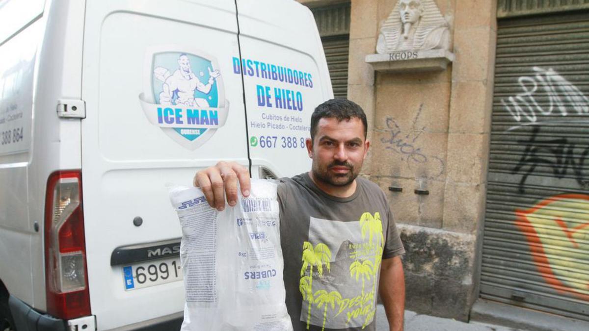 Iago Fernández de Ice-Man  distribuidor de hielo por por la provincia | // IÑAKI OSORIO