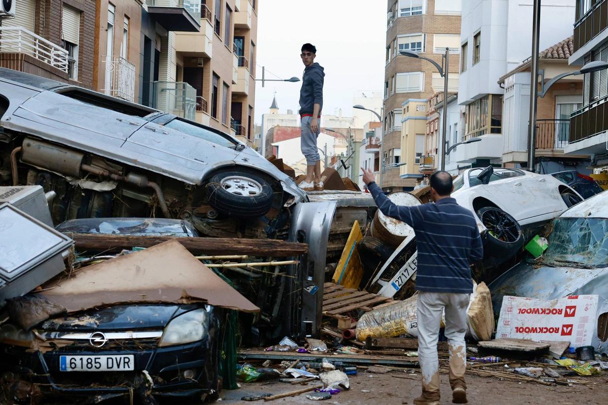 Coches amontonados en una calle de Sedaví el pasado 30 de octubre, al día siguiente de la inundación.