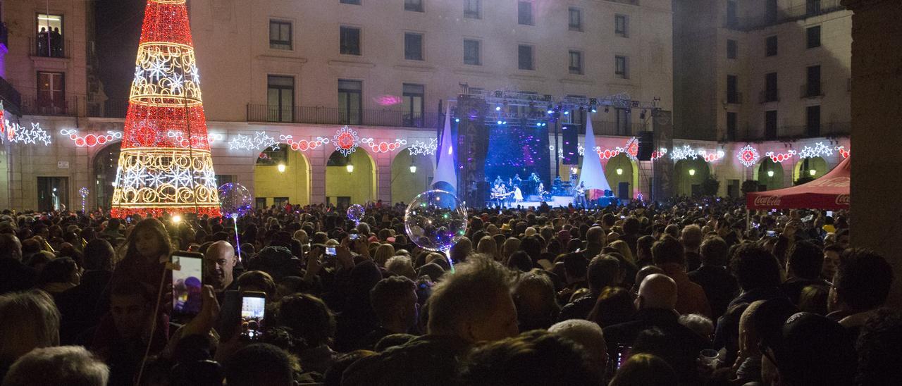 Fiesta de nochevieja en la plaza del Ayuntamiento, en imagen de archivo