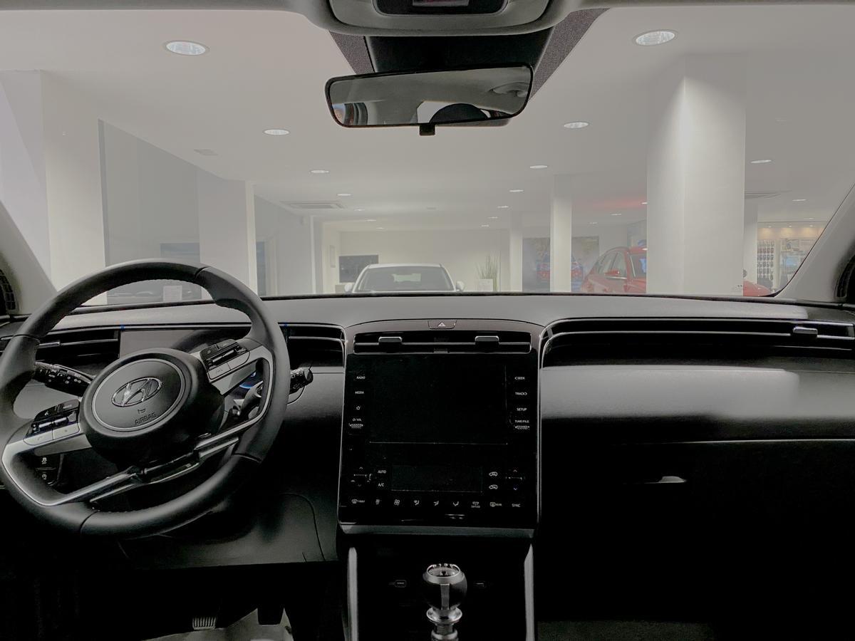 La instrumentación digital y la gran pantalla central presiden el puesto de mando del Hyundai Tucson.