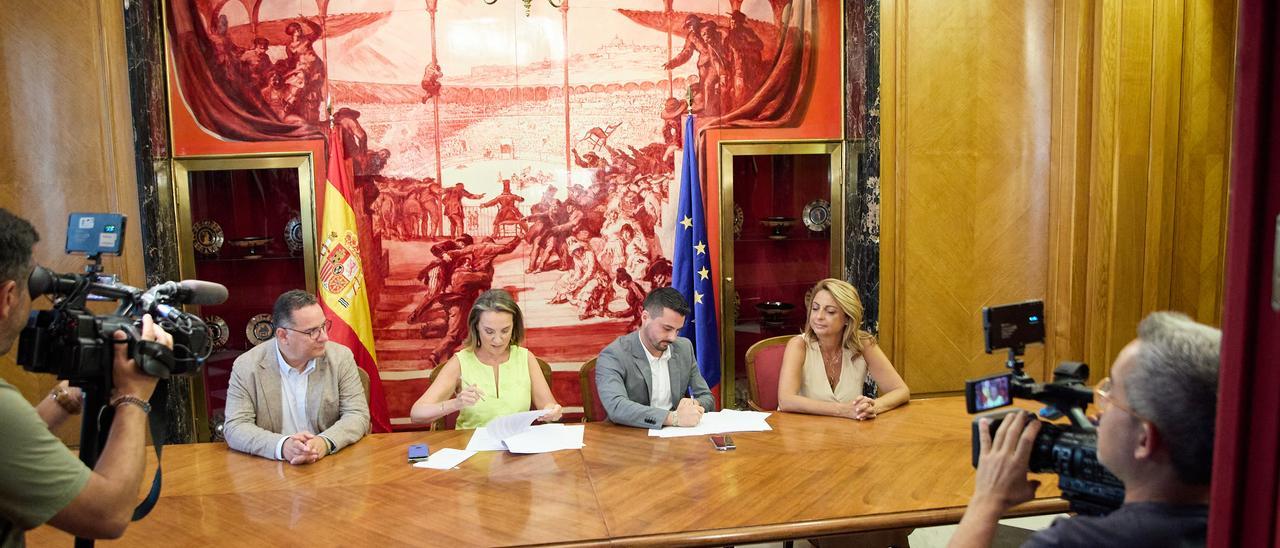 Un momento de la firma en Madrid del acuerdo entre el PP y Coalición Canaria.