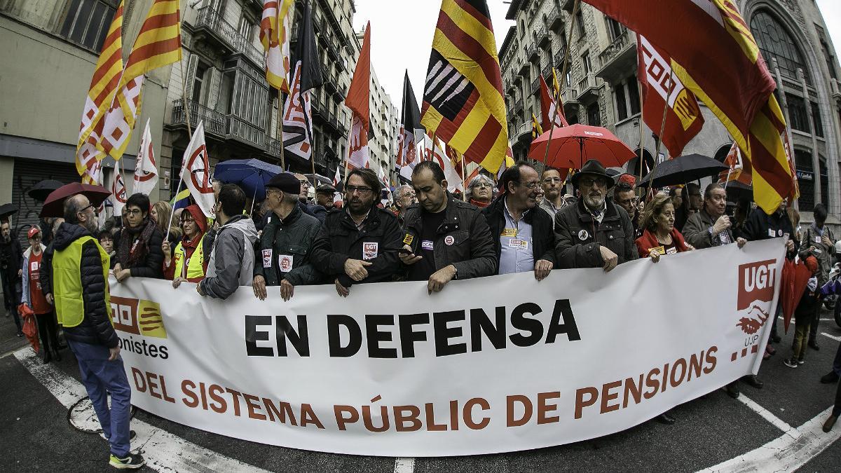 Cabecera de la manifestación en apoyo de las pensiones públicas en Barcelona.