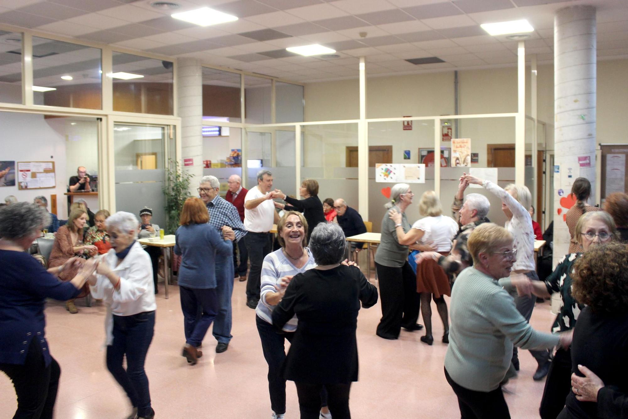 Los mayores de Dénia bailan en San Valentín (imágenes)