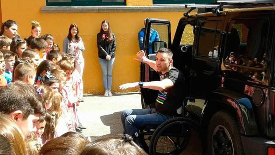 Ángel López, durante el encuentro de ayer con los alumnos del Padre Galo.