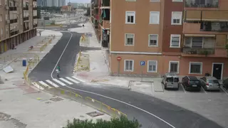 El asfalto llega a las obras de reurbanización del barrio del Empalme de Burjassot