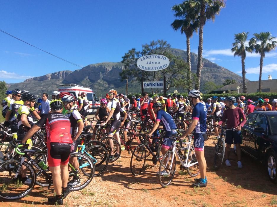 Medio centenar de ciclistas han acompañado al féretro desde el tanatorio a la iglesia donde todos han aplaudido con gran emoción la entrada del féretro