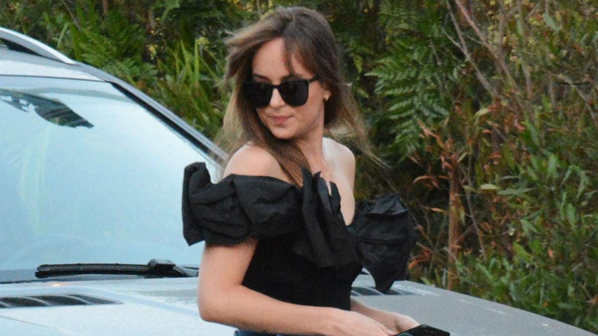 Dakota Johnson con top negro y jeans culotte