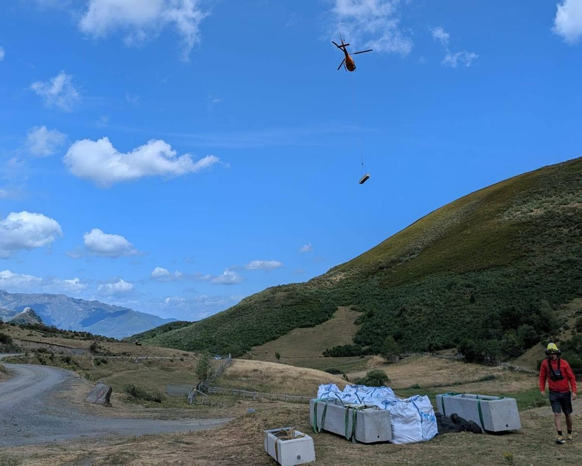 La aeronave, tras dejar parte del material.