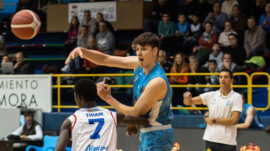 Hustak da un pase sobre Thiem en el duelo frente a Algeciras en el Ángel Nieto.