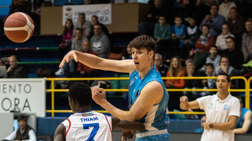 Hustak da un pase sobre Thiem en el duelo frente a Algeciras en el Ángel Nieto.