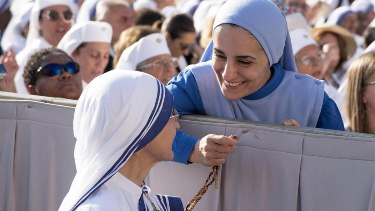 Misioneras de la Caridad este sábado en el Vaticano, donde será proclamada santa la madre Teresa de Calcuta.
