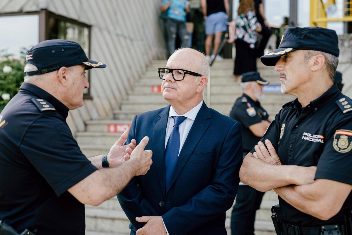 El comisario provincial, Juan Cástor Vázquez, conversa con el subdelegado del Gobierno, Eladio Santos, en presencia del jefe operativo provincial, el comisario Alberto Vidal.