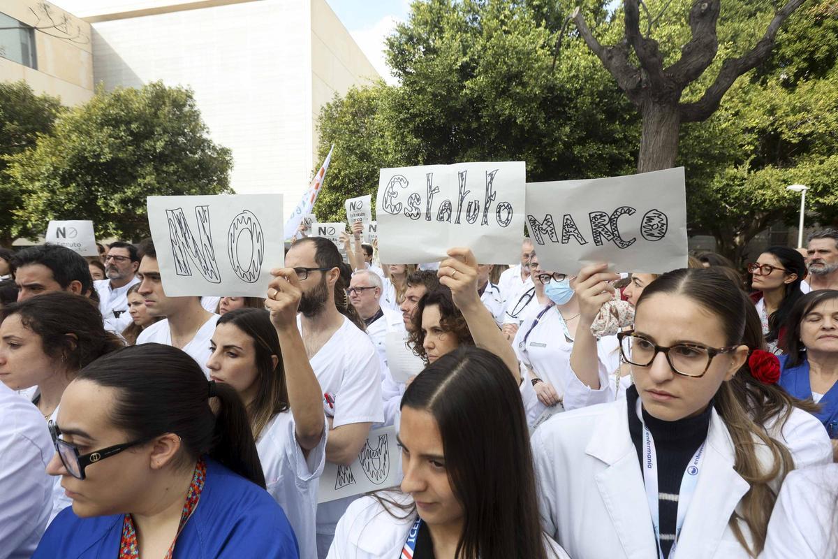 Protesta de los médicos del Hospital de Sant Joan contra el nuevo estatuto laboral