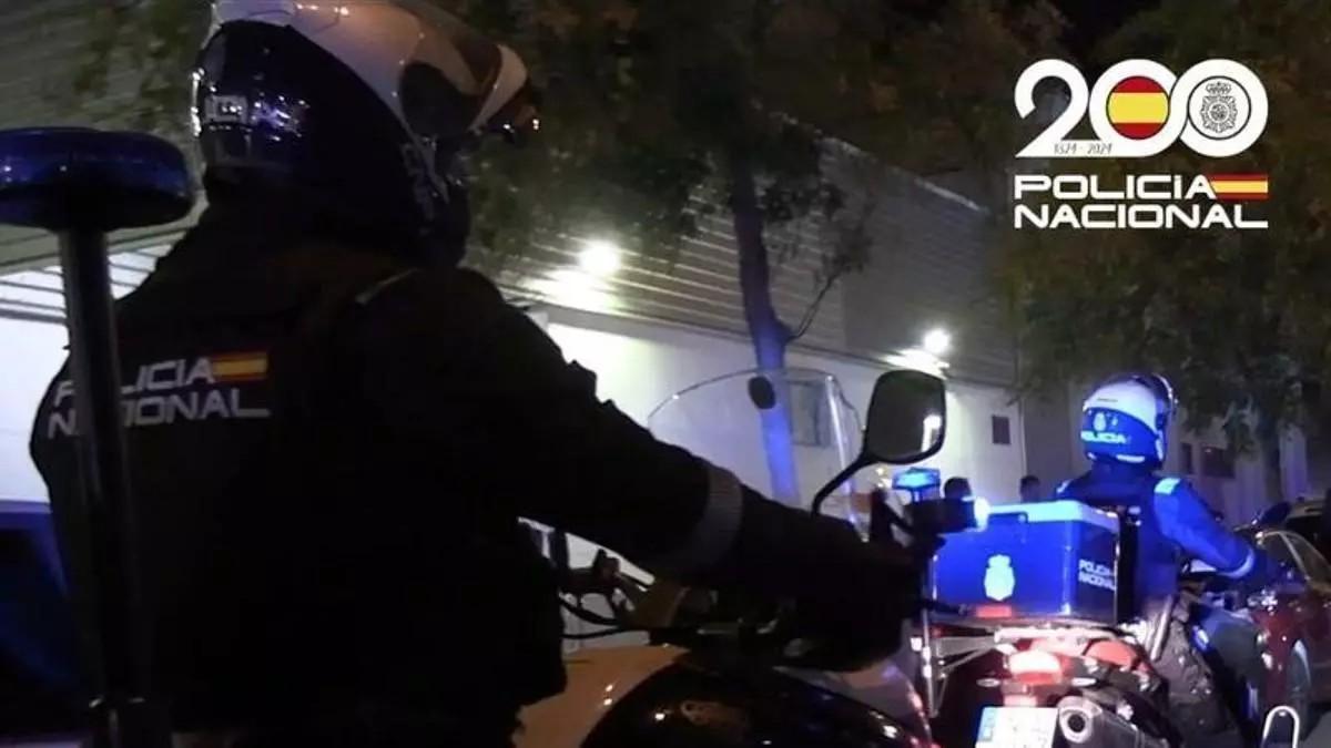 Beamte der Nationalpolizei bei einem nächtlichen Einsatz (Symbolbild).