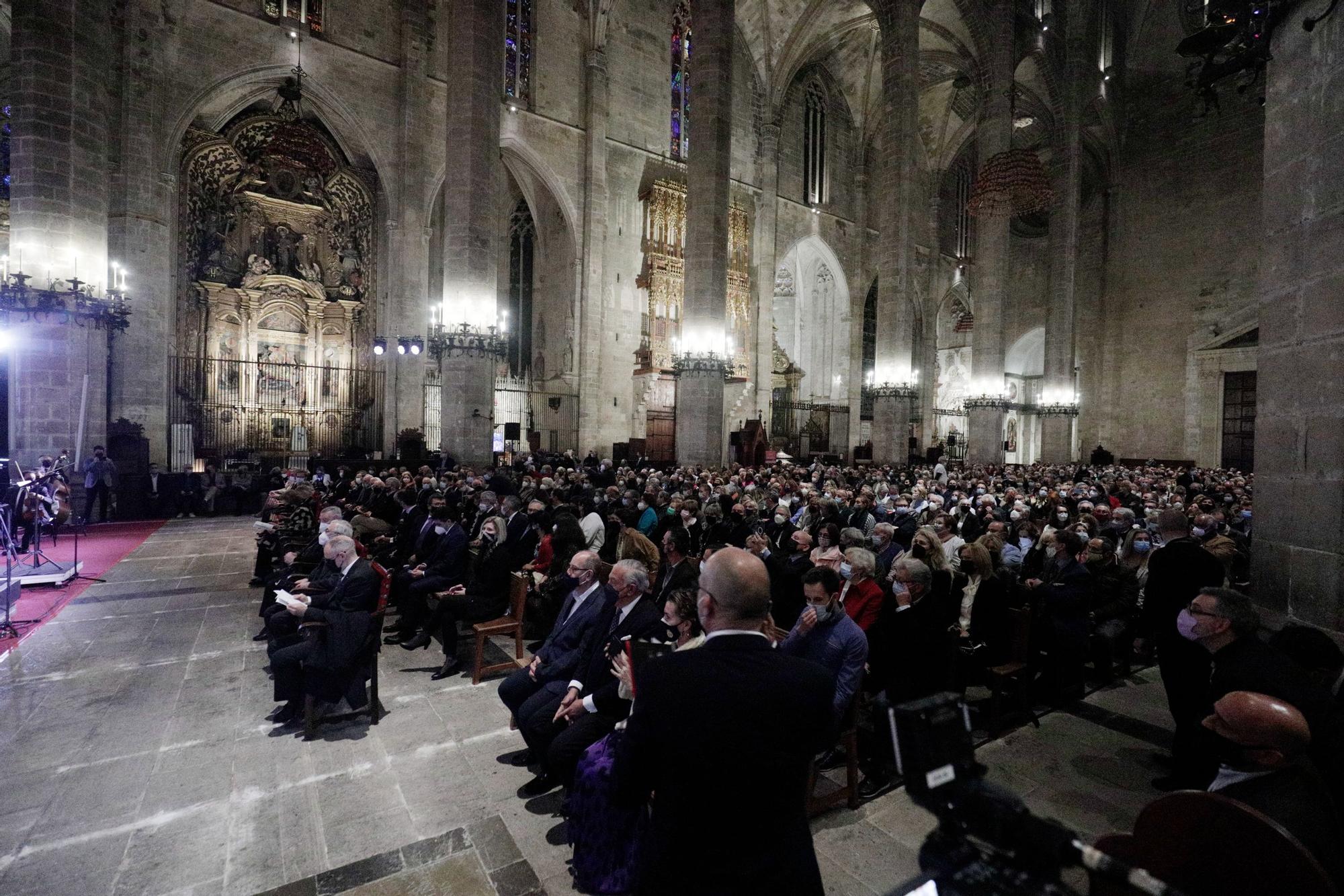 La reina Sofía asiste al concierto solidario de Projecte Home en la Catedral