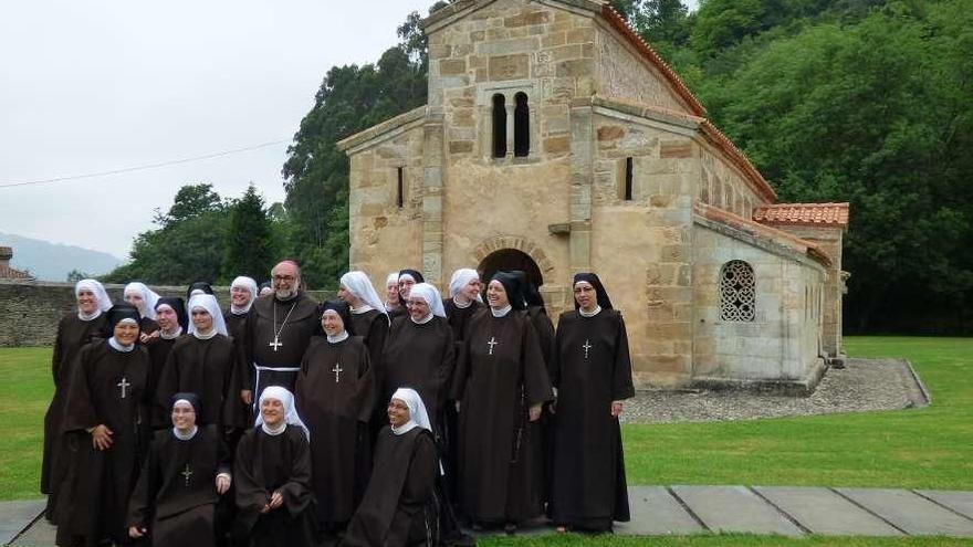 El arzobispo de Oviedo, Jesús Sanz, en el centro del grupo de monjas, en 2016, posando delante del Coventín, cuando la orden se instaló en el monasterio de Valdediós.