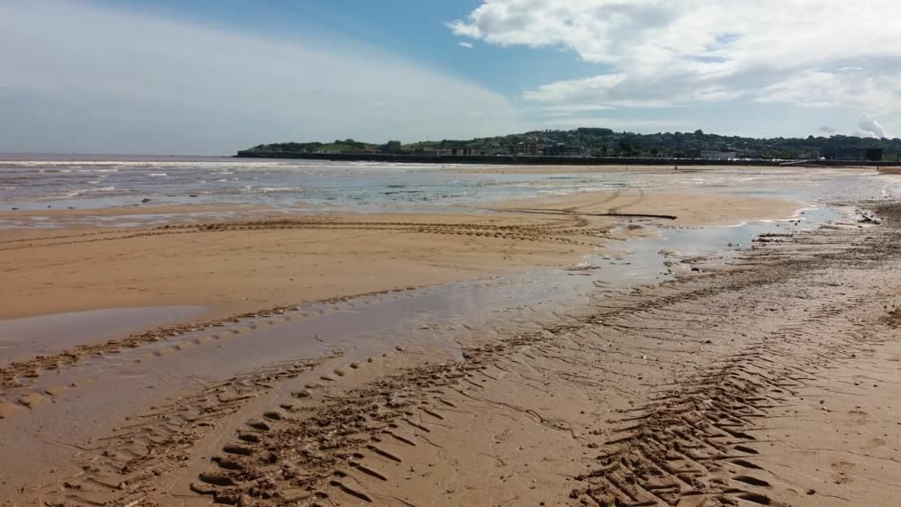 Una mancha marrón obliga a cerrar de nuevo la playa de San Lorenzo