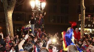 Els aficionats del Barça van omplir ahir a la nit Canaletes per celebrar la victòria del seu equip contra el Madrid.