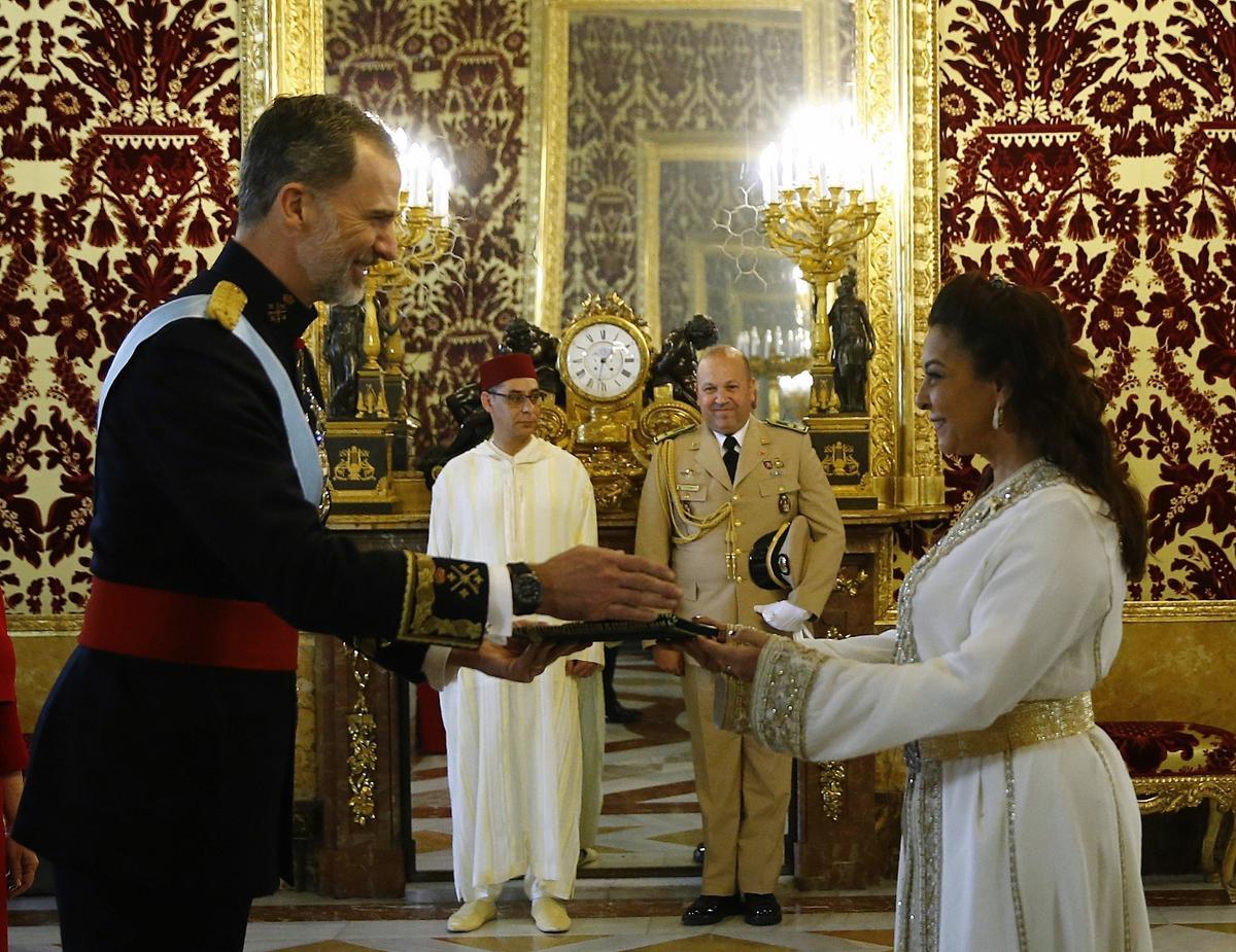  MADRID (ESPAÑA), 06/06/2018.- El Rey Felipe VI recibe la carta credencial de la embajadora del del Reino de Marruecos,
