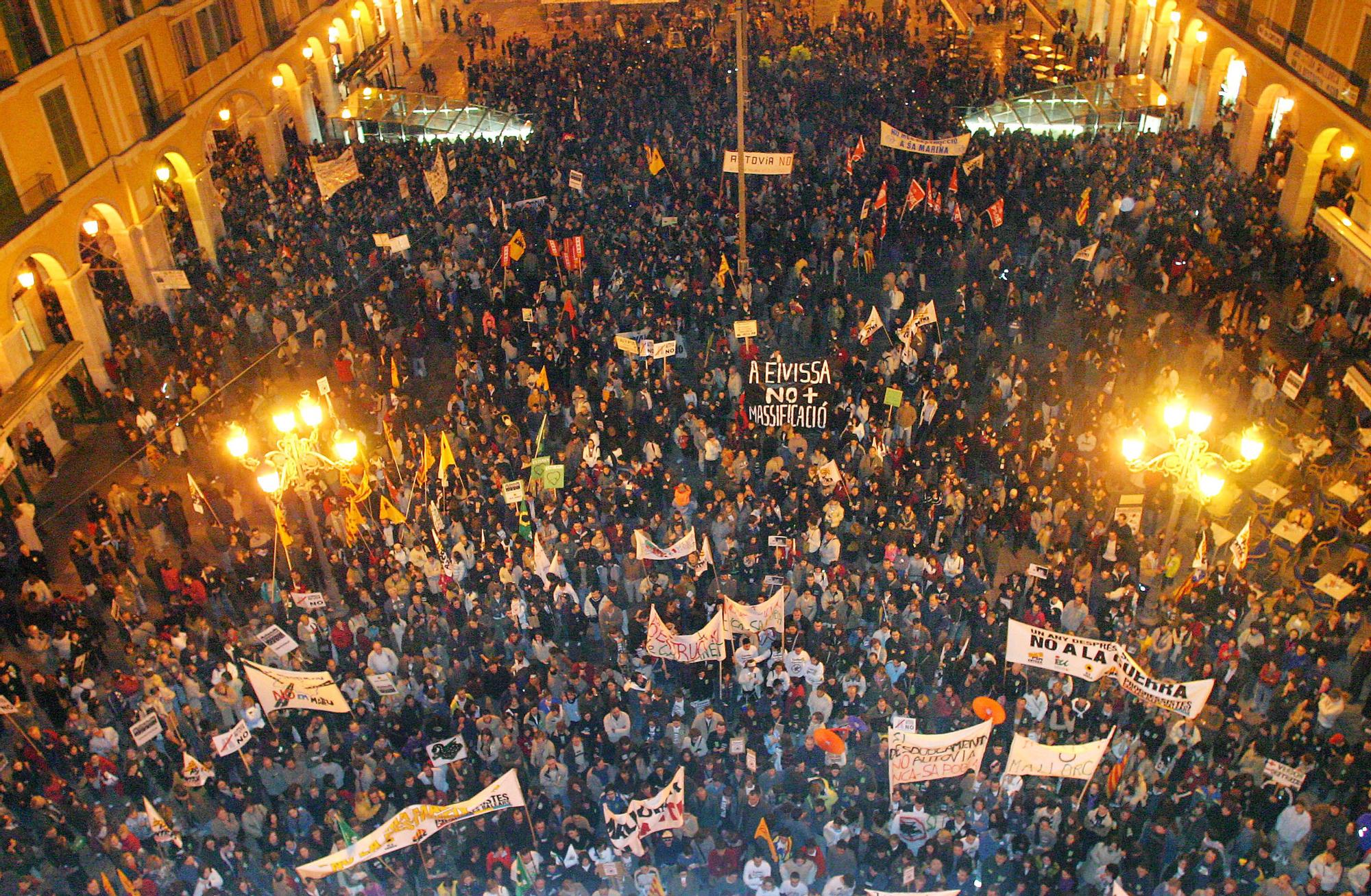 Años de combates contra el ladrillo: ‘Qui estima Mallorca, no la destrueix’, en 2004.