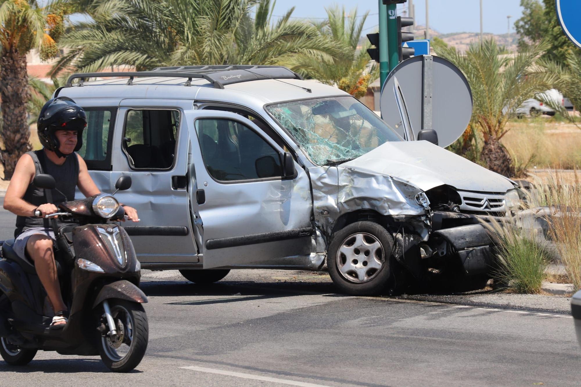 Fuerte accidente entre una ambulancia y una furgoneta en Elche