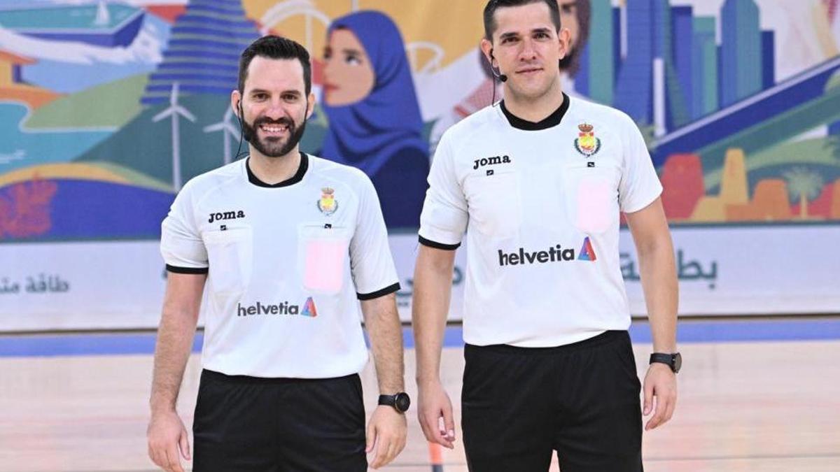 Miguel Soria, junto a su pareja arbitral Jesús Álvarez, ha escrito una nueva página en su dilatada trayectoria internacional al dirigir dos encuentros de la KSA League 1st División, la máxima competición de balonmano en Arabia Saudí.