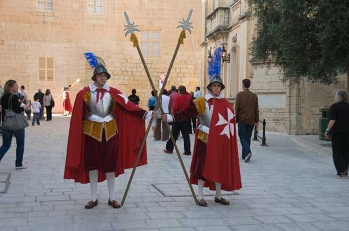 Guardias con el traje típico medieval en Mdina.