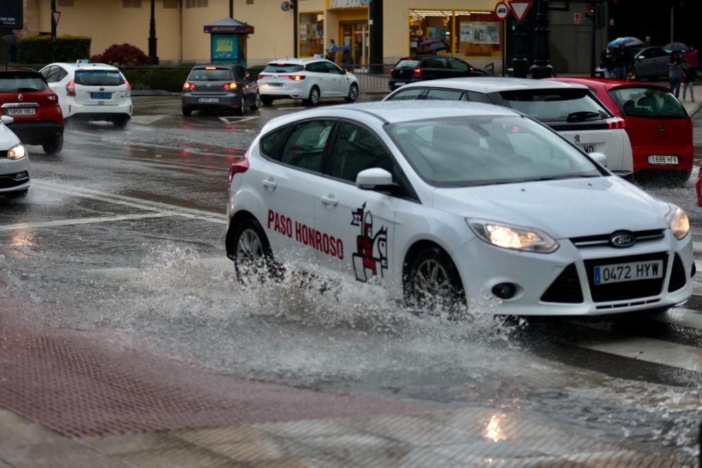 En imágenes: Así ha sido la impresionante tromba de agua caída sobre Oviedo