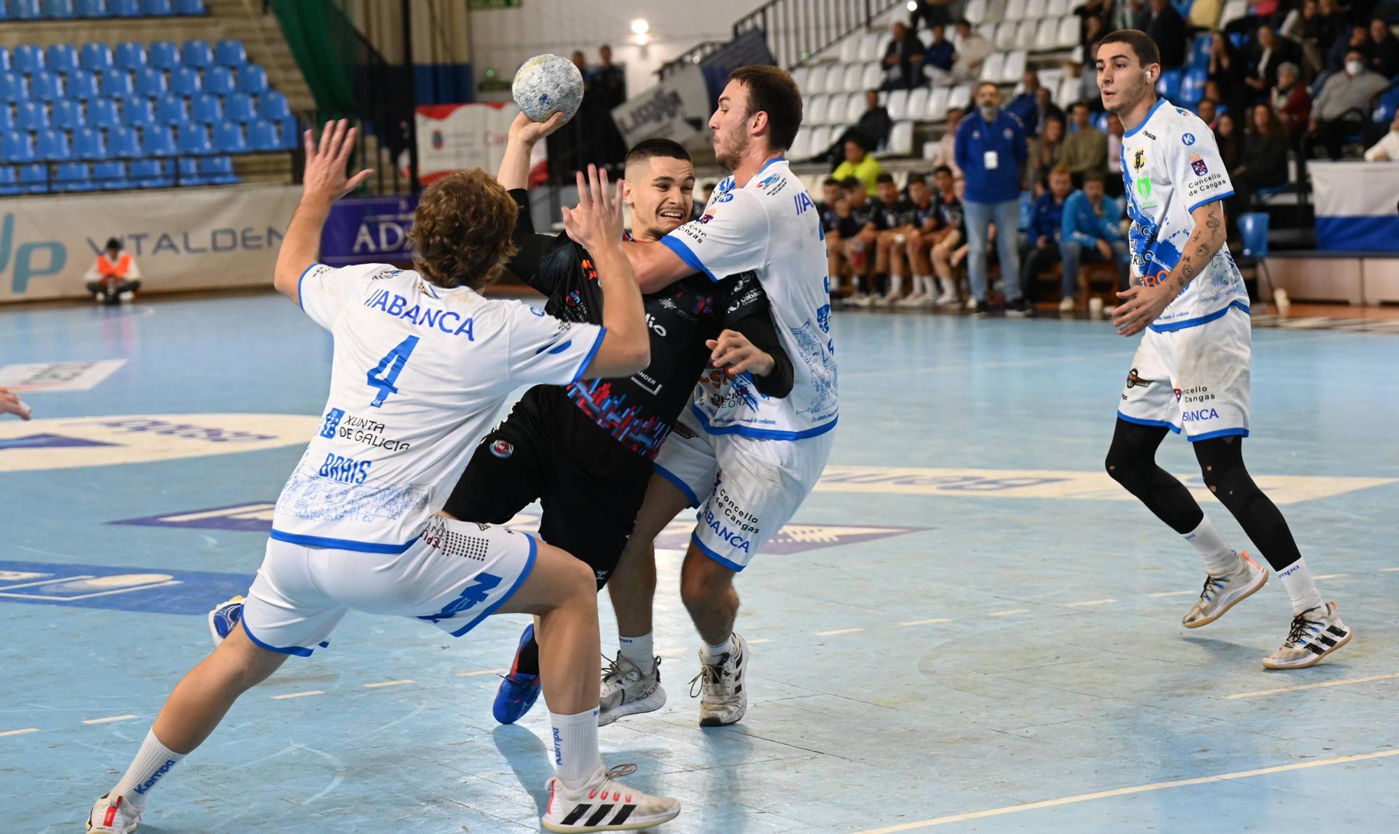 Brais, Martín y dorado en una acción defensiva del duelo entre el Sinfín y el Frigoríficos del Morrazo de la Liga Asobal Plenitude.