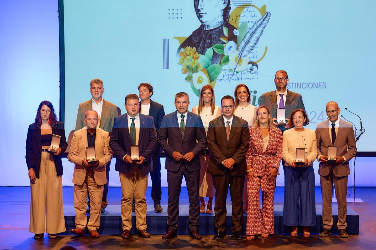 Representantes institucionales junto a los premiados con las distinciones Viera y Clavijo 2025.