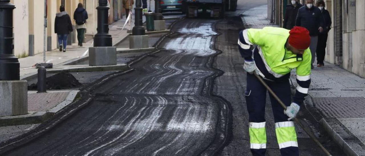 Unas obras de asfaltado recientes en Postigo Bajo. | Irma Collín