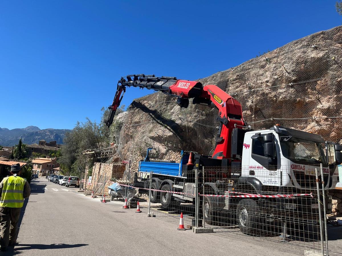Operarios trabajan en reforzar el talud de la carretera de Fornalutx.