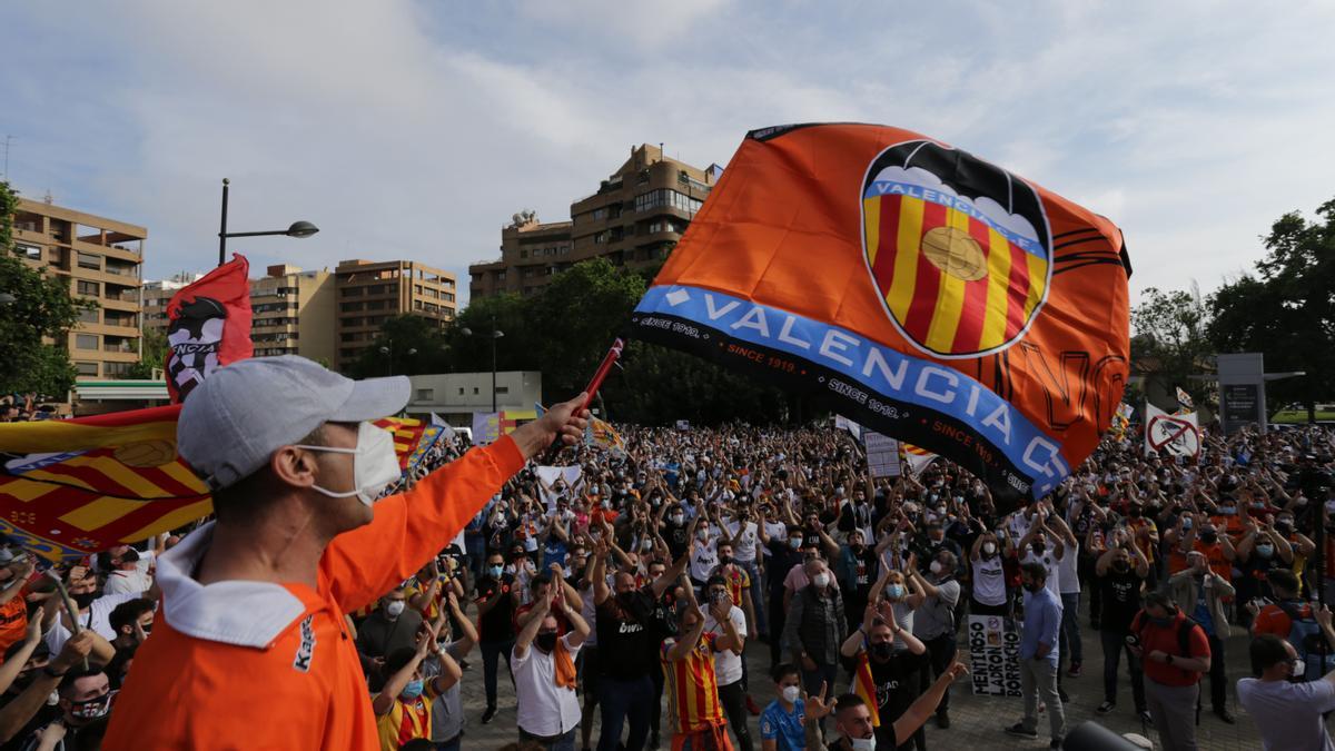 Las imágenes de la marcha de la afición valencianista contra Lim