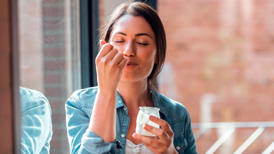 Añade sal al yogur y mira qué ocurre: el secreto para deshacerte de esos kilos de más