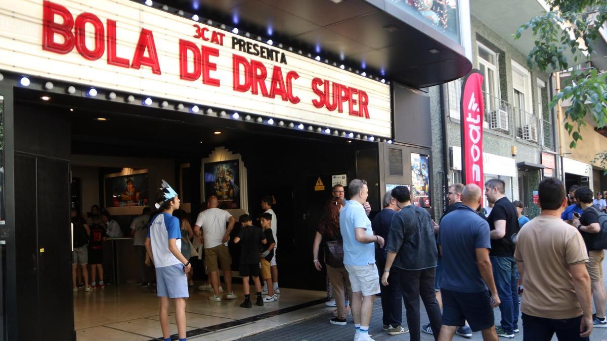 Cola en la sala Phenomena parae el preestreno de 'Bola de Drac Súper'
