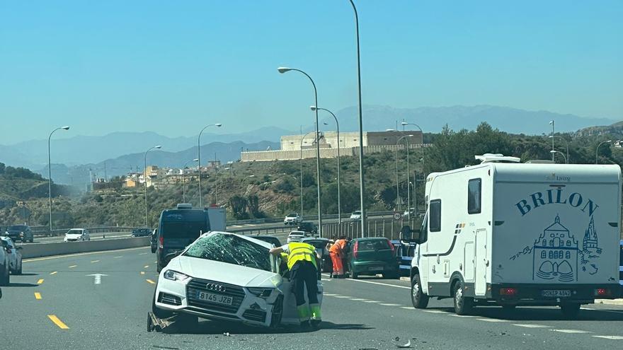 Un aparatoso accidente en la A-7 provoca retenciones en la zona Este