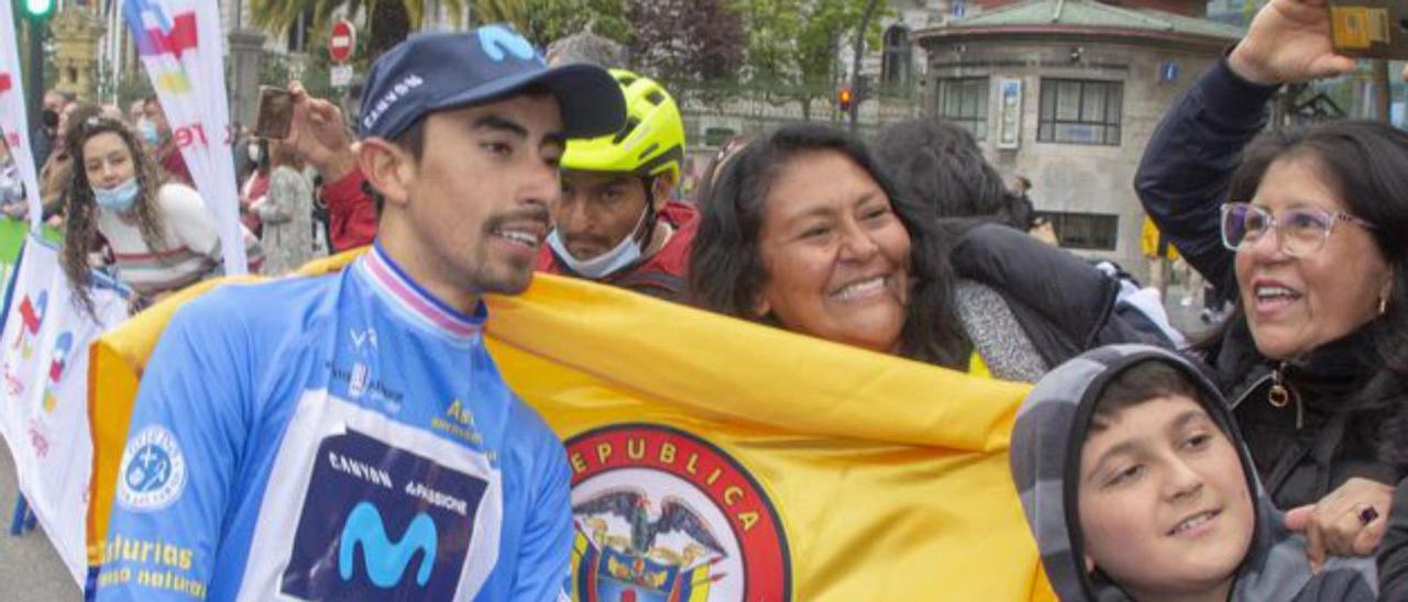 Sosa junto a compatriotas colombianos en la meta, en Oviedo. | R. M.