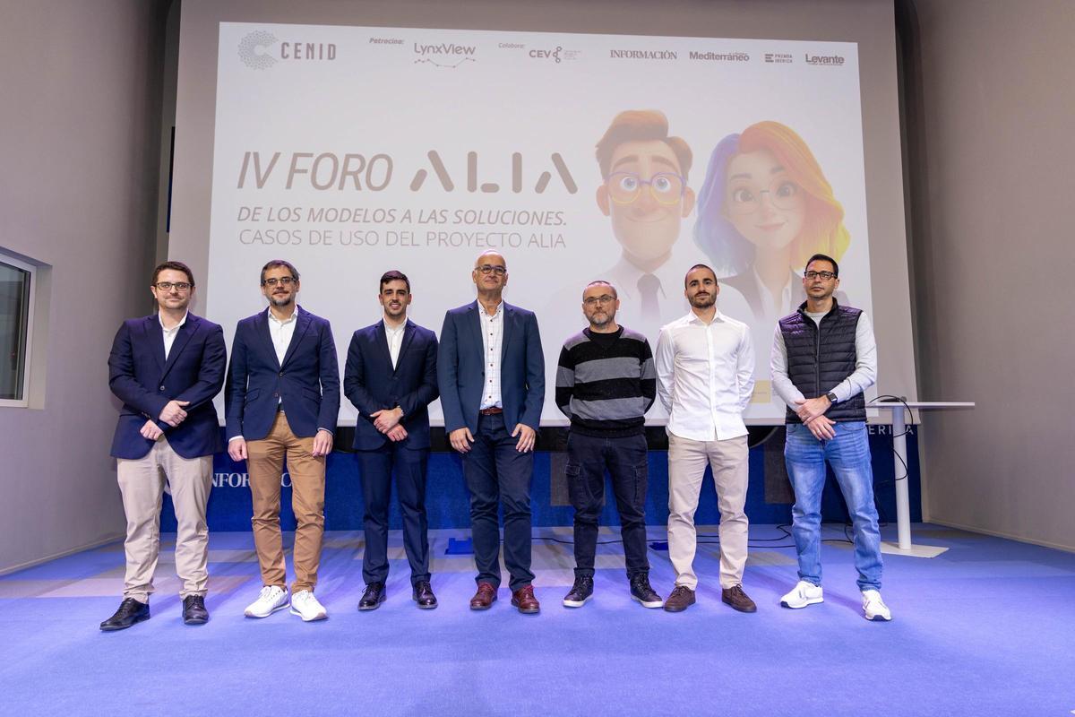 En el centro, Rafa Muñoz, de Cenid, rodeado de los ponentes que han participado en el IV Foro Alia.