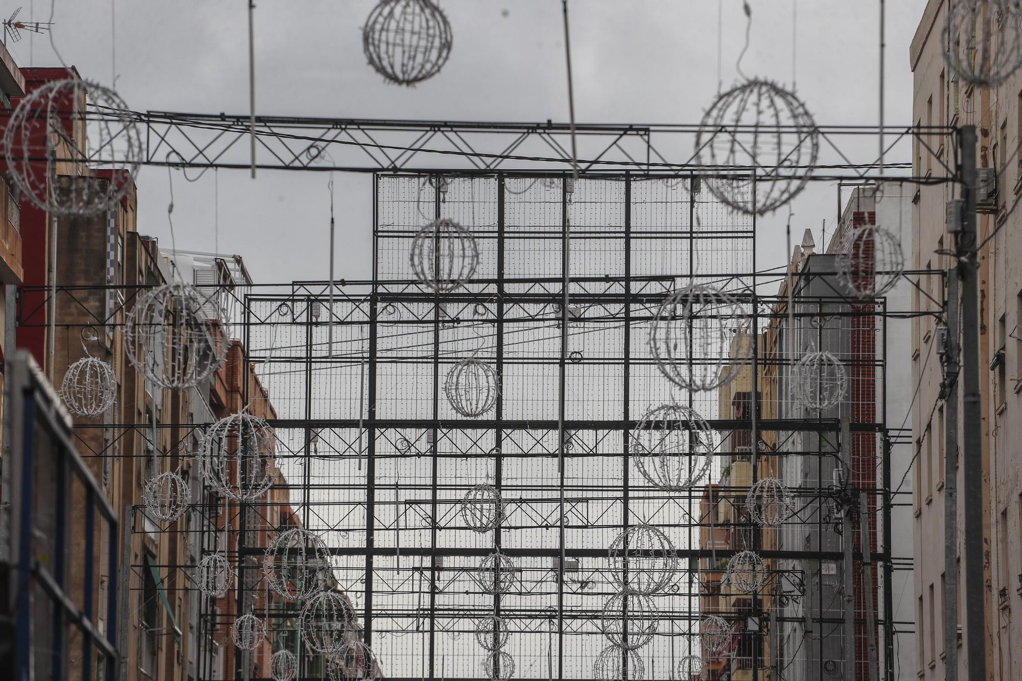 Así está la calle iluminada de la falla Malvarrosa