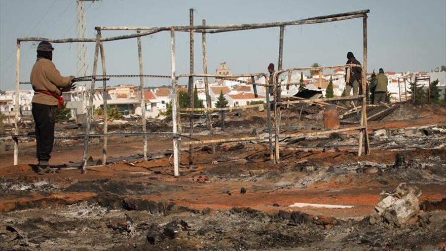 Desalojados 300 inmigrantes por un incendio