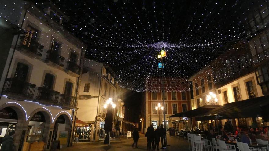 Carrusel de madera, castañas y sidra dulce en el mercadillo navideño de Llanes