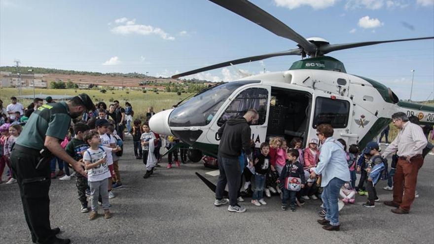 exhibición de la guardia civil ante más de 500 escolares