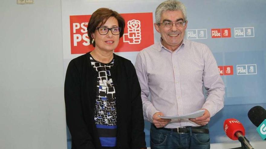 Elvira Lamas y Raúl Fernández, ayer, en la sede del PSOE. // Iñaki Osorio