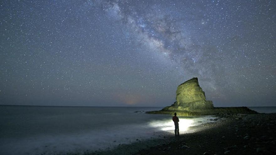 Imagen nocturna de la playa de El Roque, en las proximidades de los Cuchillos de Vigán, donde se puede observar la Vía Láctea.