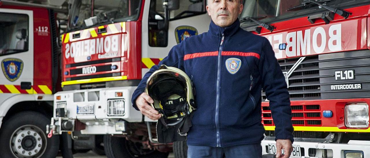 El bombero Carlos Santos Rivadulla, ayer, en el parque intercomarcal de Silleda.  | // BERNABÉ/ANA AGRA