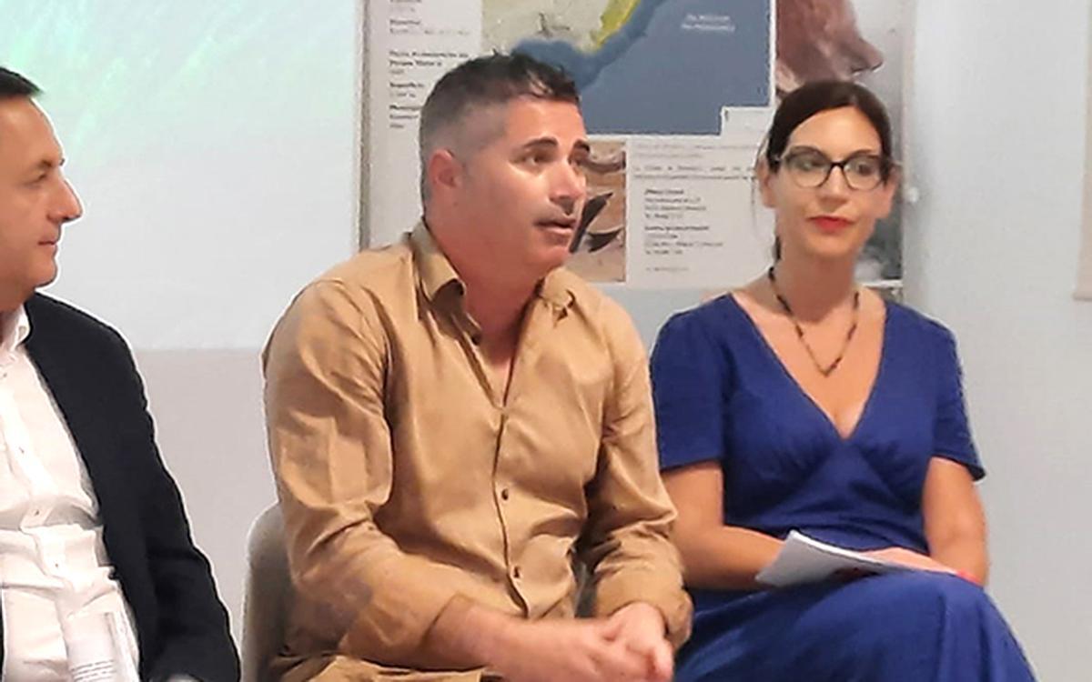 En el centro, el concejal de Urbanismo de Altea, Jose Orozco, durante un acto publico.