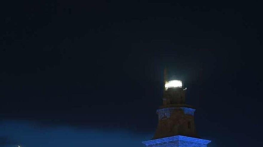 La Torre de Hércules, de color azul.